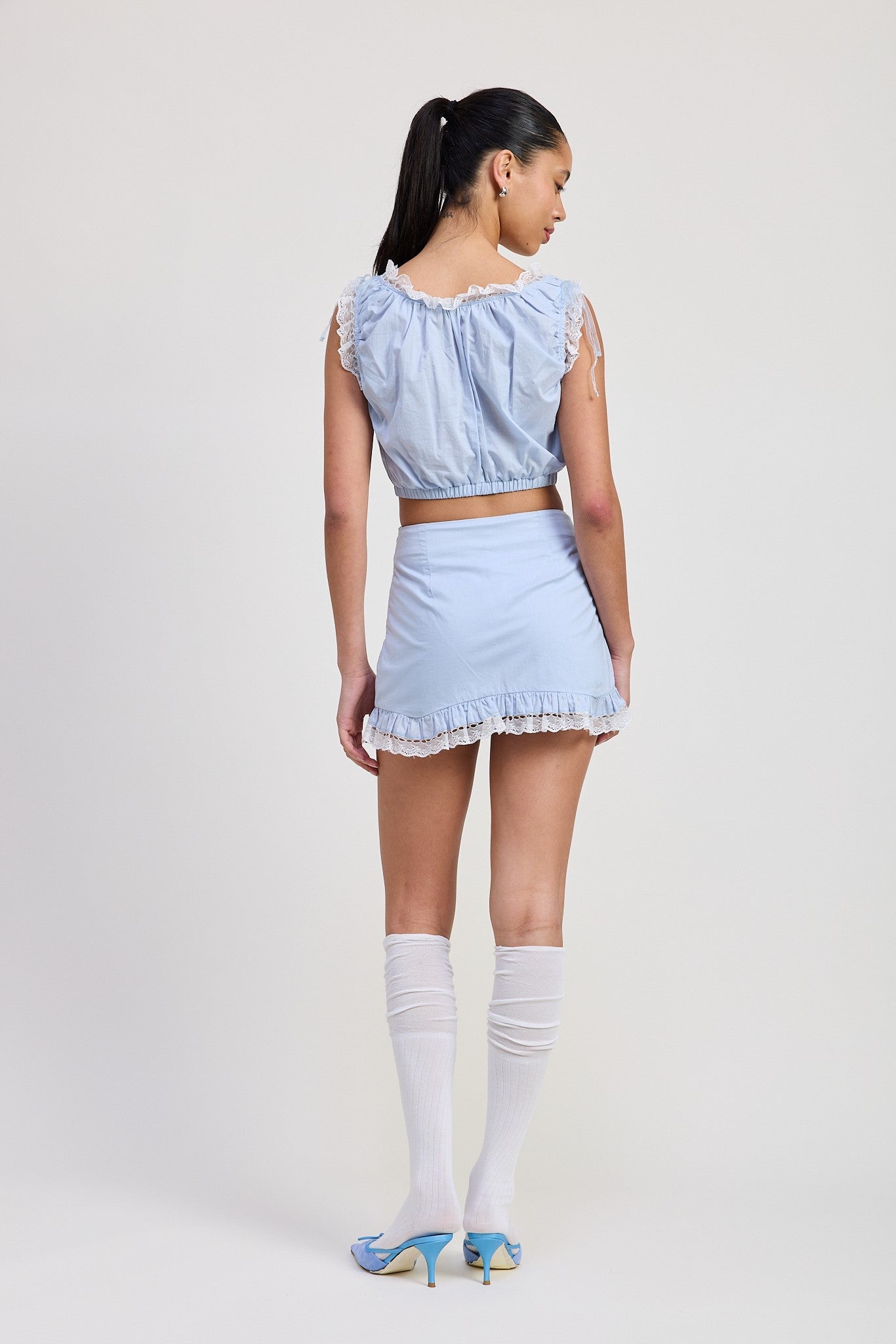 SLEEVELESS LACE RUFFLED TOP